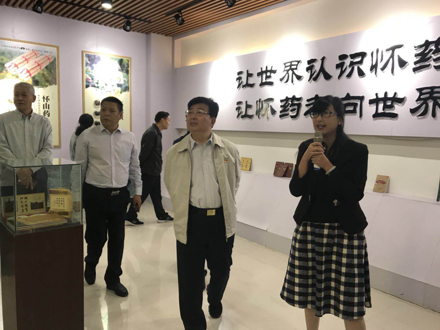 焦作市長(zhǎng)徐衣顯對(duì)我公司產(chǎn)業(yè)扶貧工作進(jìn)行調(diào)研并參觀園區(qū)展廳